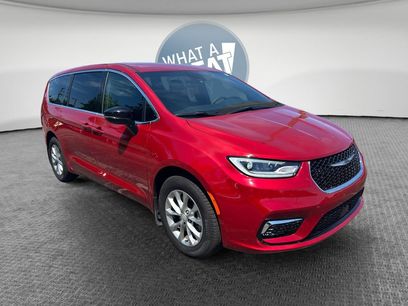 Used 2025 Chrysler Pacifica Select