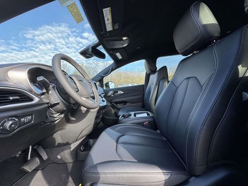 New 2026 Chrysler Pacifica Select image 14