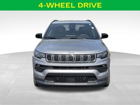 Used 2024 Jeep Compass Latitude w/ Convenience Group AWD/4WD image 3