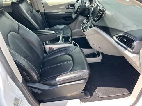 Used 2023 Chrysler Pacifica Touring-L FWD image 52