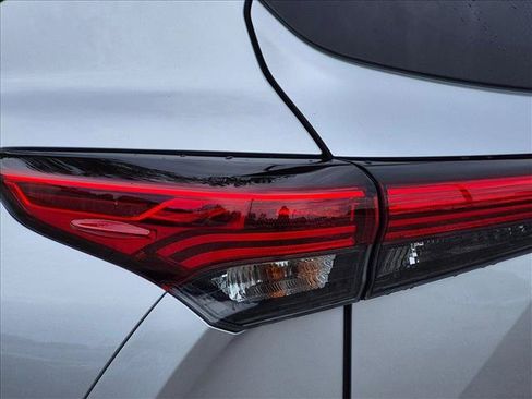 Used 2021 Toyota Highlander Limited FWD image 19