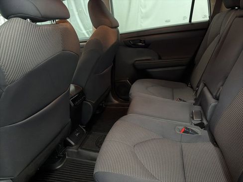 Used 2022 Toyota Highlander LE FWD image 21