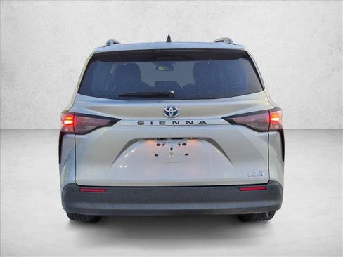 Used 2024 Toyota Sienna XLE FWD image 6