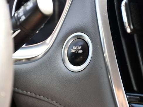 Used 2021 Chevrolet Traverse LT FWD image 37