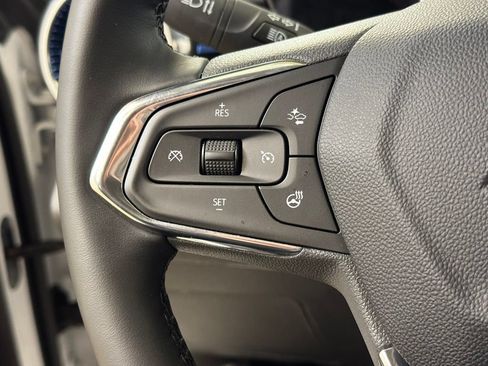 Used 2025 Chevrolet Trax LT w/ LT Convenience Package FWD image 37