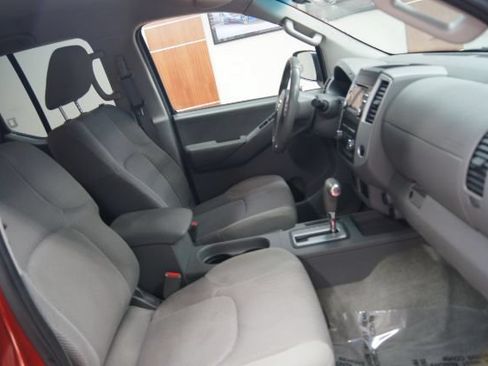 Used 2013 Nissan Frontier SV RWD image 3