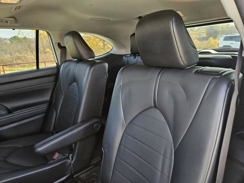 Used 2021 Toyota Highlander XLE image 27