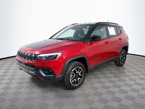 Used 2025 Jeep Compass Trailhawk w/ Trailhawk Elite Group AWD/4WD image 3