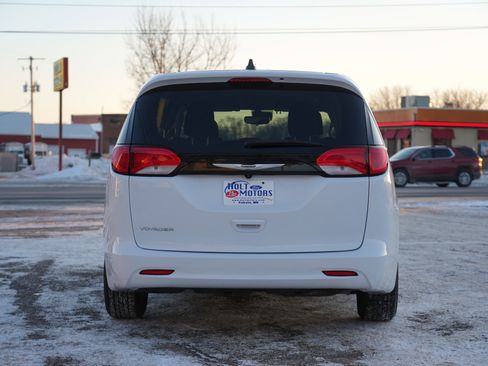 Used 2023 Chrysler Voyager LX image 6