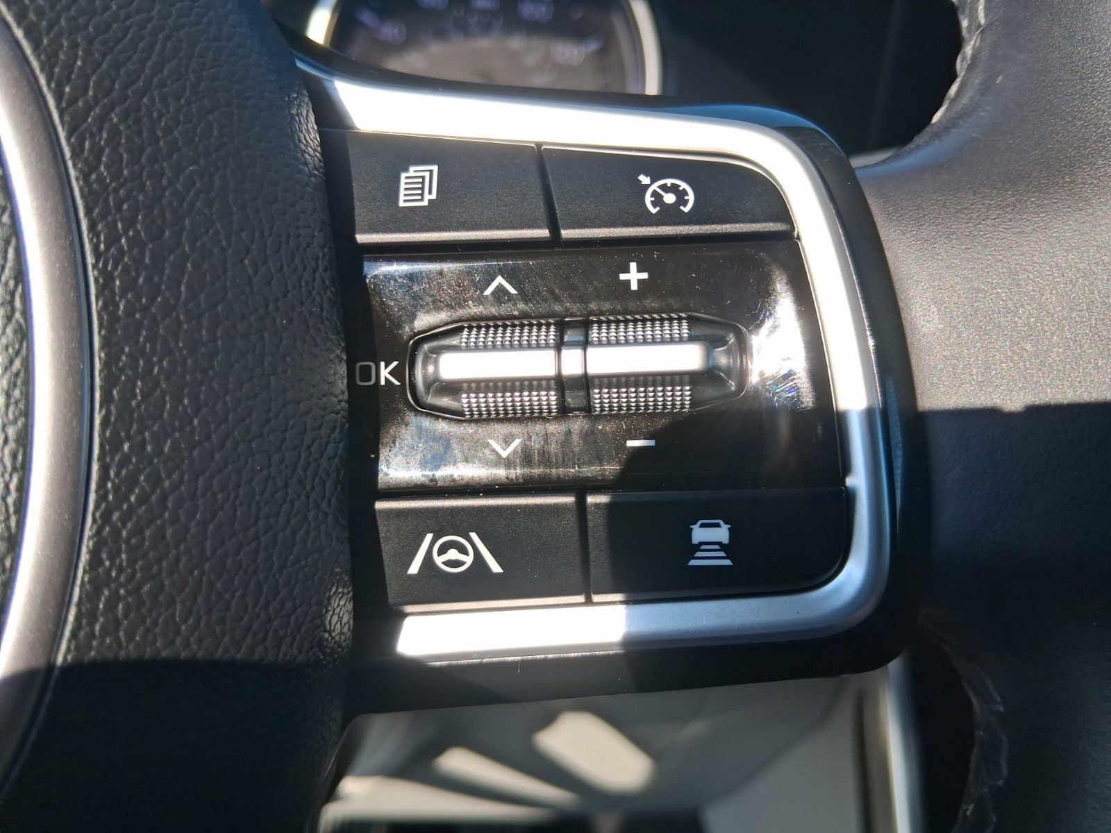 Used 2024 Kia Carnival EX FWD image 22