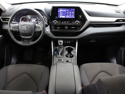 Used 2025 Toyota Highlander LE AWD/4WD image 30