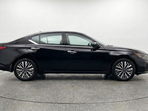 Used 2025 Nissan Altima 2.5 SV FWD image 11