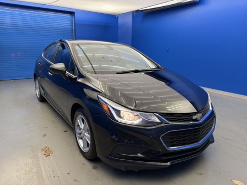 Used 2017 Chevrolet Cruze LT w/ Convenience Package image 2