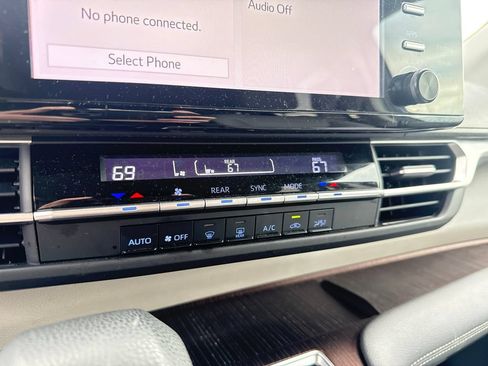 Used 2021 Toyota Sienna LE AWD/4WD image 19