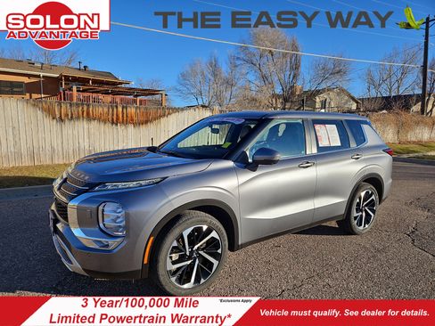 Used 2023 Mitsubishi Outlander SE image 1