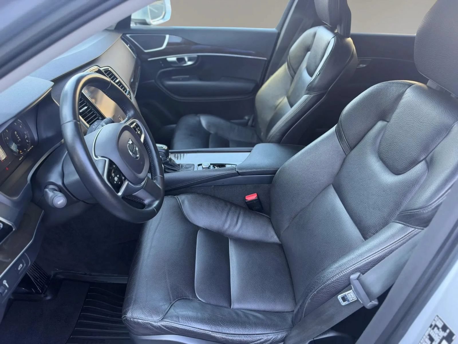 Used 2018 Volvo XC90 T6 Momentum w/ Convenience Package AWD/4WD image 4