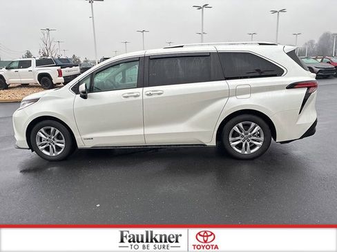 Used 2021 Toyota Sienna Limited image 14