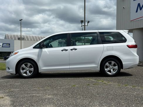 Used 2017 Toyota Sienna L FWD image 2
