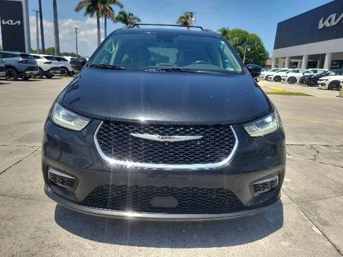 Used 2021 Chrysler Pacifica Touring-L w/ Uconnect Theater Family Group FWD image 2