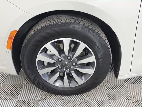 Used 2021 Chrysler Pacifica Touring-L image 8