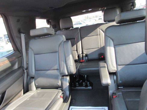 Used 2021 Chevrolet Tahoe Z71 w/ Z71 Off-Road Package AWD/4WD image 19