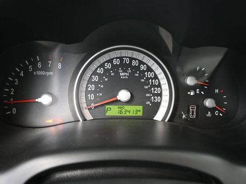 Used 2008 Hyundai Entourage GLS FWD image 25