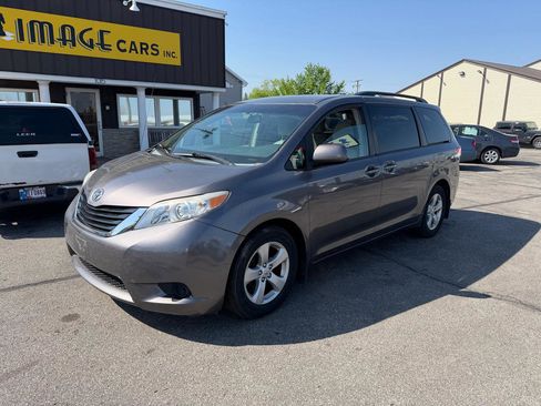Used 2014 Toyota Sienna LE FWD image 2
