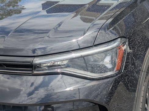 Used 2025 Volkswagen Taos SE FWD image 9