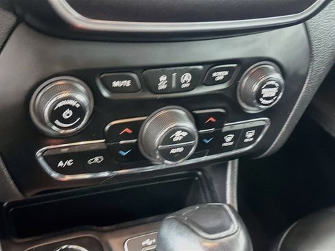 Used 2020 Jeep Cherokee Trailhawk w/ Cold Weather Group AWD/4WD image 23