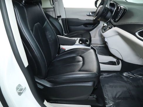 Used 2024 Chrysler Pacifica Select image 33