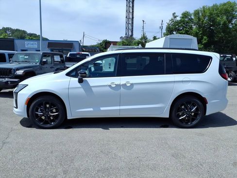 New 2027 Chrysler Pacifica Limited AWD/4WD image 7