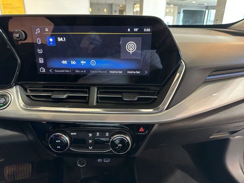 Used 2025 Chevrolet Trax LT image 17