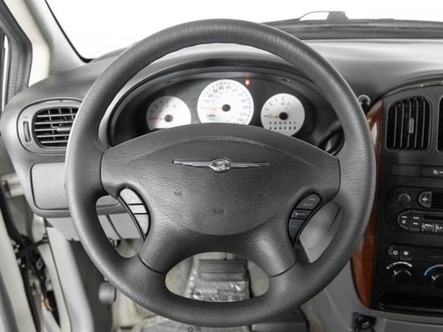 Used 2006 Chrysler Town & Country LX image 30