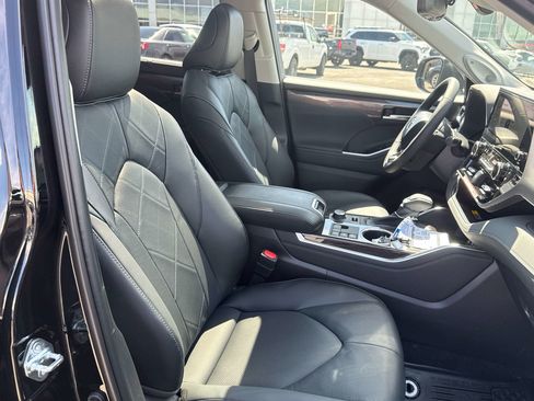 New 2026 Toyota Highlander Platinum AWD/4WD image 16
