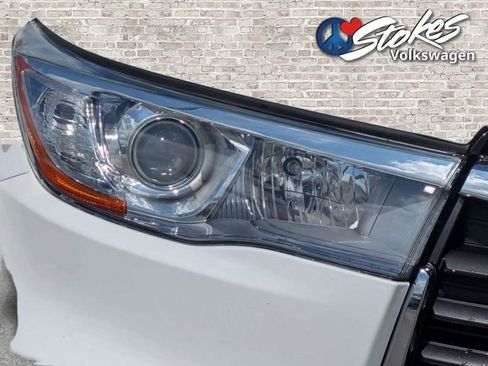 Used 2016 Toyota Highlander Limited w/ Driver Technology Package FWD image 10