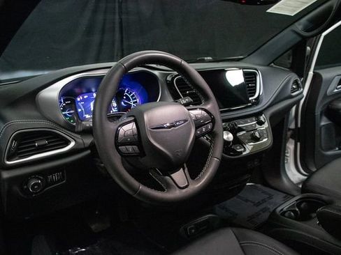 Used 2024 Chrysler Pacifica Limited FWD image 19
