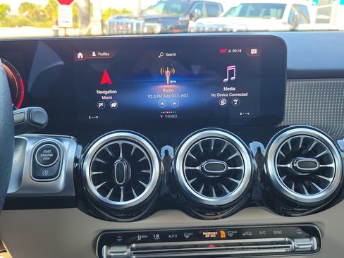 Used 2022 Mercedes-Benz GLB 250 image 21
