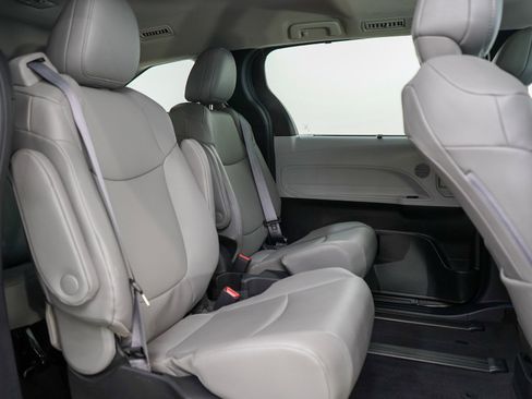 Used 2025 Toyota Sienna XLE AWD/4WD image 13