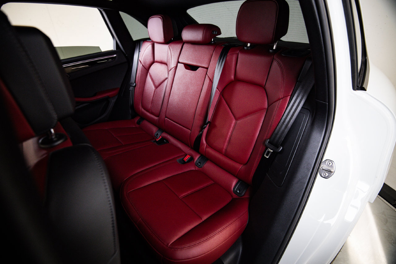 Certified 2024 Porsche Macan AWD/4WD image 24