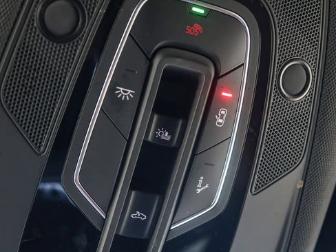 Used 2022 Audi e-tron Premium image 34