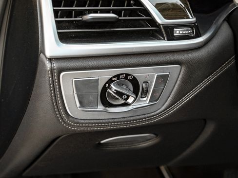 Used 2021 BMW 750i xDrive image 31