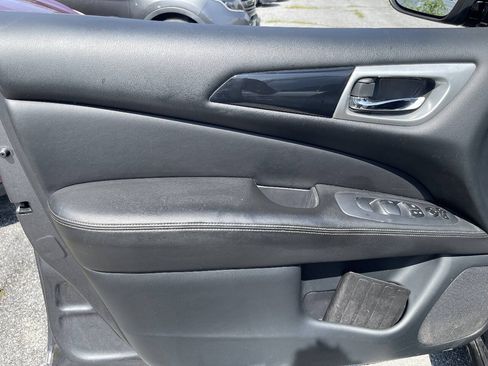 Used 2019 Nissan Pathfinder S AWD/4WD image 11