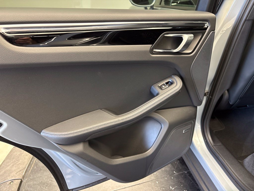 Certified 2026 Porsche Macan AWD/4WD image 19