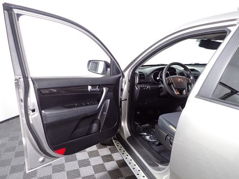 Used 2012 Kia Sorento LX w/ Convenience Pkg FWD image 17