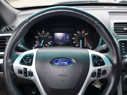 Used 2015 Ford Explorer XLT AWD/4WD image 17