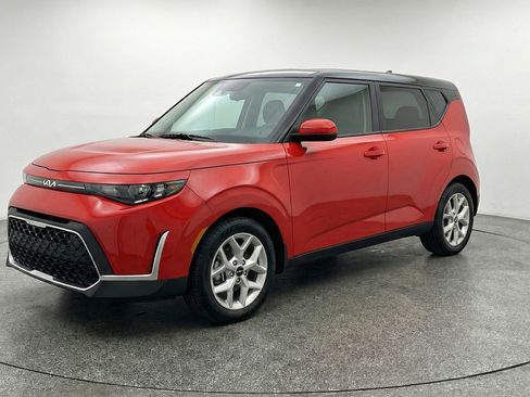 Used 2025 Kia Soul LX w/ LX Technology Package FWD image 3