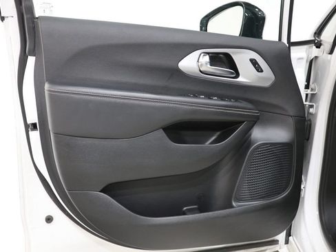 Used 2025 Chrysler Pacifica Limited FWD image 19