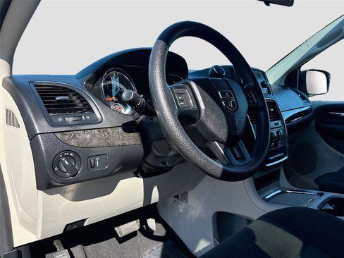 Used 2016 Dodge Grand Caravan SXT image 10