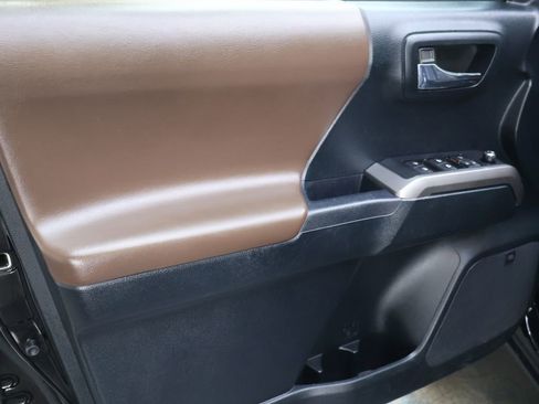 Used 2016 Toyota Tacoma Limited w/ Towing Package image 16