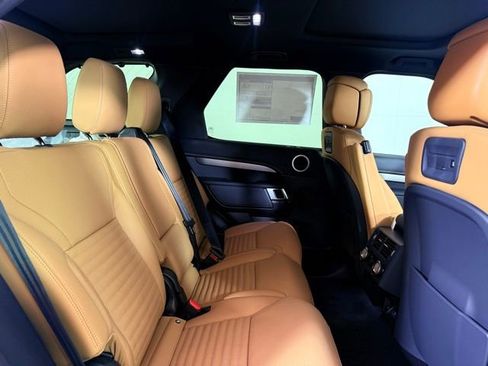 Certified 2025 Land Rover Discovery Dynamic SE image 31